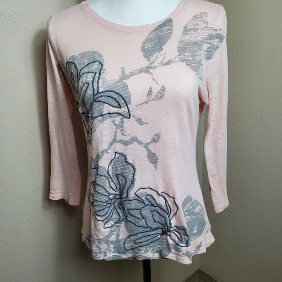Maddison embossed flower design top  Sz.M - Picture 1 of 3